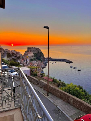 Nel blu dipinto di blu, Scilla